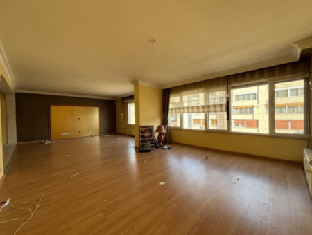 3 1 – 140 M² Flat For Rent In Alsancak – Cumhuriyet Boulevard, In A Gated Complex Close To The Promenade