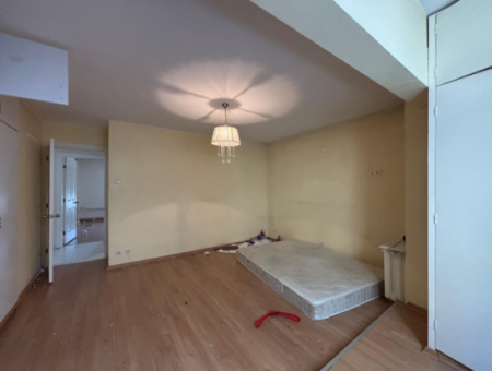 3 1 – 140 M² Flat For Rent In Alsancak – Cumhuriyet Boulevard, In A Gated Complex Close To The Promenade
