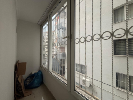 Alsancak Poet Eşrefte 1.Floor 3 1 Flat For Sale With Signboard!