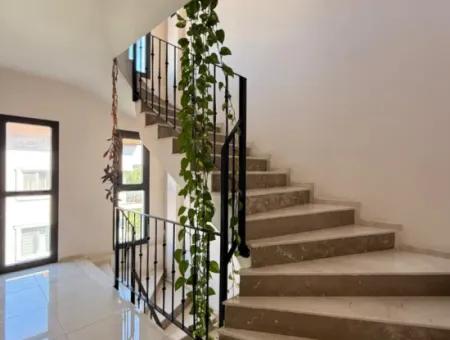 2 1 Flats For Sale On The Most Popular Street Of Seferihisar, Free Of Charge And Suitable For Credit