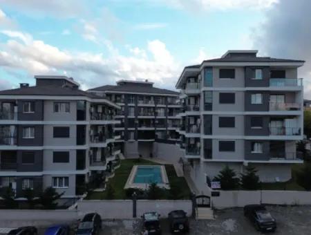 Seferihisar Camikebir Neighborhood – İklimkent Site - 2 1 Flat With Pool, Modern And Spacious