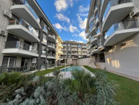 Seferihisar Camikebir Neighborhood – İklimkent Site - 2 1 Flat With Pool, Modern And Spacious