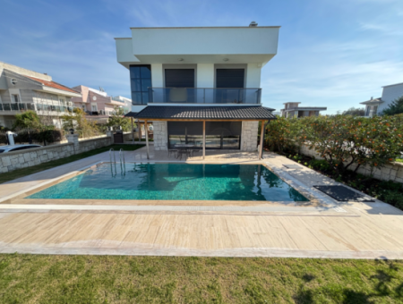 3 Rooms 1 Living Room Detached Villa With Pool In Sigacik For Sale