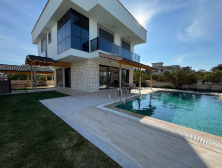 3 Rooms 1 Living Room Detached Villa With Pool In Sigacik For Sale