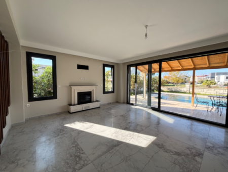 3 Rooms 1 Living Room Detached Villa With Pool In Sigacik For Sale