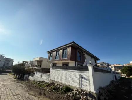 Corner Parcel 4 2 Luxury Villa In Seferihisar Gözsüzler!