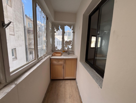 Alsancak Şair Eşref Boulevard Near Mosque 1 1 Office/Flat For Rent!