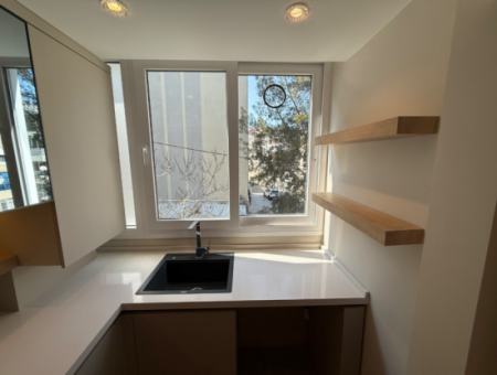 Corner Mezzanine Flat Close To The Street On The Press Site