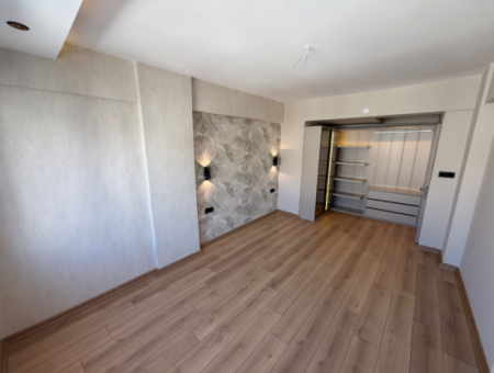 Corner Mezzanine Flat Close To The Street On The Press Site