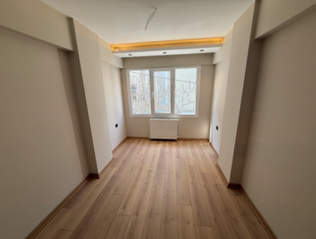 Corner Mezzanine Flat Close To The Street On The Press Site