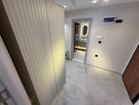 Corner Mezzanine Flat Close To The Street On The Press Site