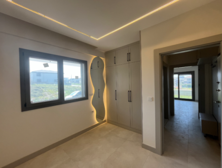 Brand New 1 1 Flat With Garden Use In Seferihisar Çolakibrahimbey Neighborhood