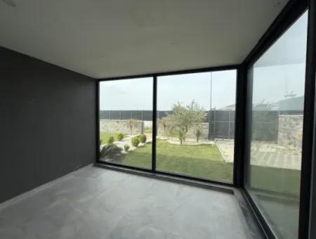 Villa With Detached Pool For Rent In The Mansions Area In Seferihisar Bahçeşehir