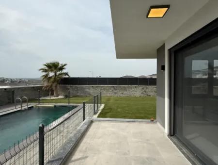 Villa With Detached Pool For Rent In The Mansions Area In Seferihisar Bahçeşehir