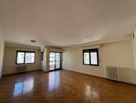 Alsancak Poet Eşref Boulevard 3 1 115M2 Flat For Rent!