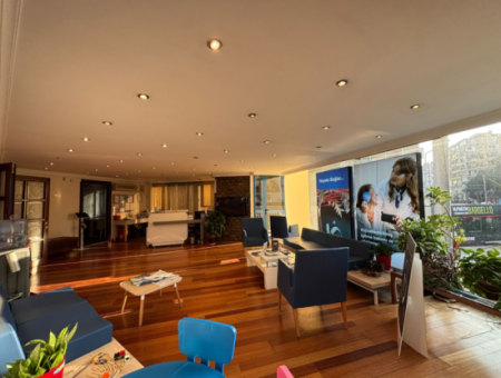 1St Floor 4 1 Corner, Signboard Dominated Workplace In Alsancak Şair Eşref