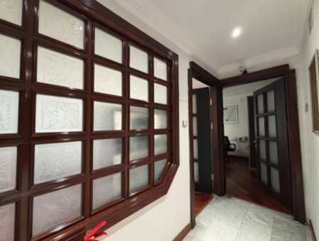 1St Floor 4 1 Corner, Signboard Dominated Workplace In Alsancak Şair Eşref