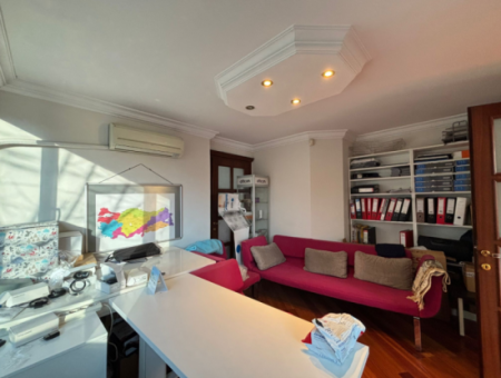 1St Floor 4 1 Corner, Signboard Dominated Workplace In Alsancak Şair Eşref