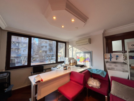 1St Floor 4 1 Corner, Signboard Dominated Workplace In Alsancak Şair Eşref