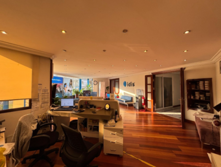 1St Floor 4 1 Corner, Signboard Dominated Workplace In Alsancak Şair Eşref