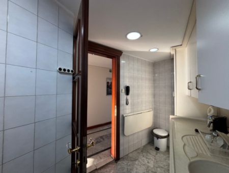 1St Floor 4 1 Corner, Signboard Dominated Workplace In Alsancak Şair Eşref