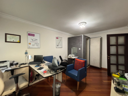 1St Floor 4 1 Corner, Signboard Dominated Workplace In Alsancak Şair Eşref