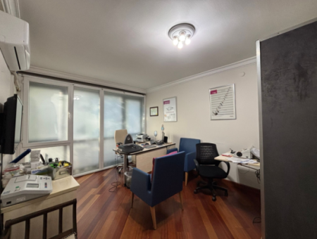 1St Floor 4 1 Corner, Signboard Dominated Workplace In Alsancak Şair Eşref
