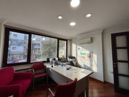 1St Floor 4 1 Corner, Signboard Dominated Workplace In Alsancak Şair Eşref