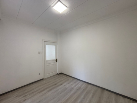 Near Alsancak Talatpaşa Parking 1 1 70M2 Winter Garden Flat For Rent