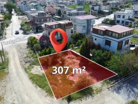 Land For Sale In Seferihisar Akarca In A Corner Location Within Walking Distance To The Sea With Villa Zoning