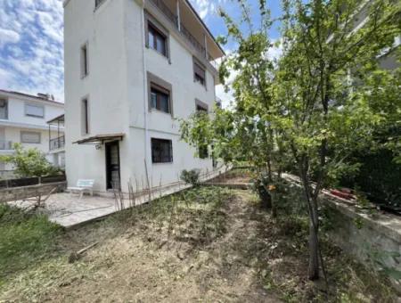 Villa In Seferihisar Akarca, Close To The Sea, Offering A Large And Pleasant Living Space With A Detached Taste