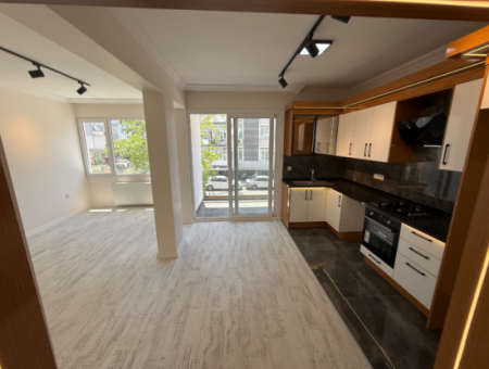 Fully Renovated Mezzanine Floor With Parking Lot Next To Göztepe Stadium In Güzelyali