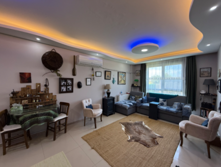 Villa Offering Comfortable And Pleasant Living Space In Seferihisar Akarca