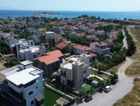 Villa Offering Comfortable And Pleasant Living Space In Seferihisar Akarca
