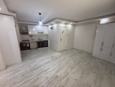 Detached Entrance Renovated Flat Close To The Street In Göztepe