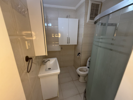 Detached Entrance Renovated Flat Close To The Street In Göztepe
