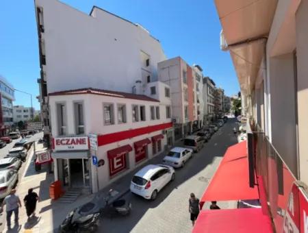 Corner Office For Rent At The Entrance Of Seferihisar Marketplace With Secretariat, 2 Rooms, Separate Kitchen And En-Suite Bathroom!