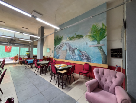 300M2 Shop For Rent With Wide Facade In Seferihisar Bazaar Center