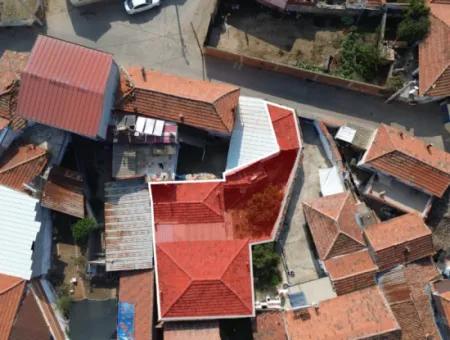 Detached House For Sale In Kemalpaşa Halilbeyli On A 229 M² Plot