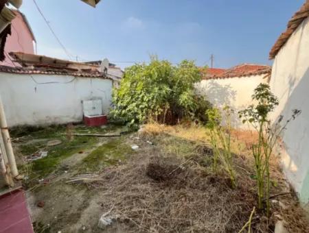 Detached House For Sale In Kemalpaşa Halilbeyli On A 229 M² Plot