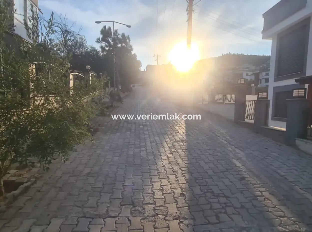 Doğanbey Cumhuriyet Mahallesi'nde Denize Yakın, Pergolalı, Şık Ve Modern Villa