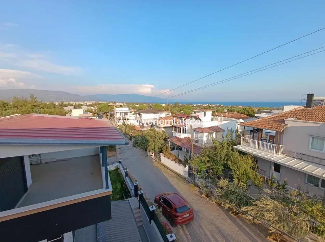 Doğanbey Cumhuriyet Mahallesi'nde Denize Yakın, Pergolalı, Şık Ve Modern Villa