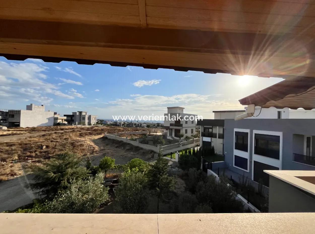 Seferihisar Akarca'da Deniz Manzaralı, Geniş Bahçeli Müstakil Villa