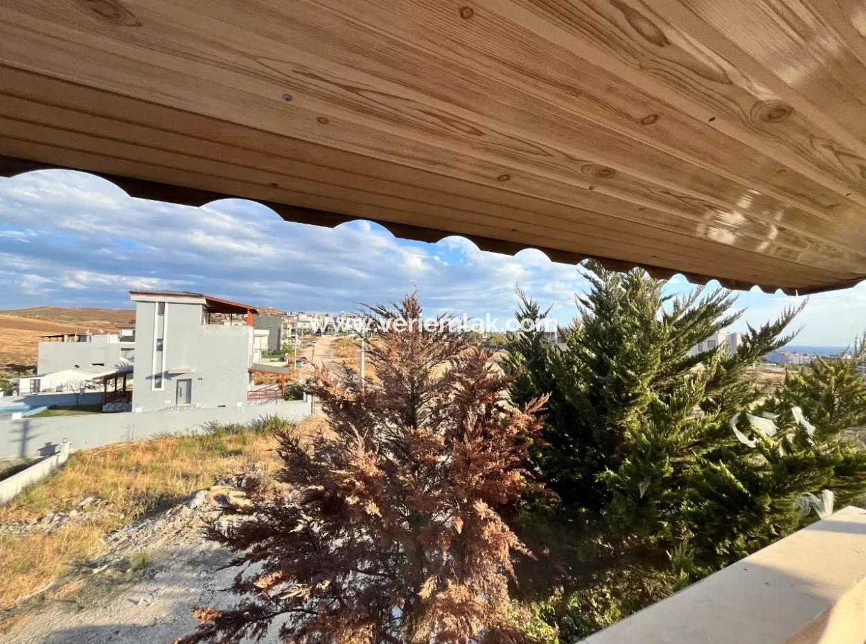 Seferihisar Akarca'da Deniz Manzaralı, Geniş Bahçeli Müstakil Villa