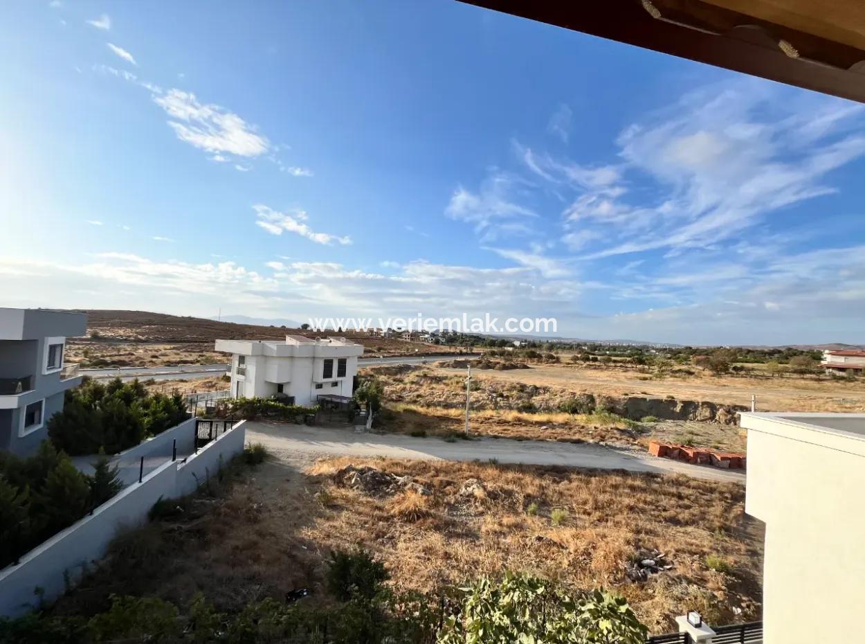 Seferihisar Akarca'da Deniz Manzaralı, Geniş Bahçeli Müstakil Villa