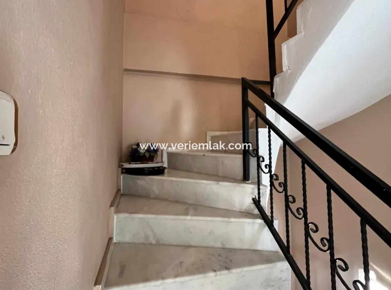 Seferihisar Akarca'da Deniz Manzaralı, Geniş Bahçeli Müstakil Villa