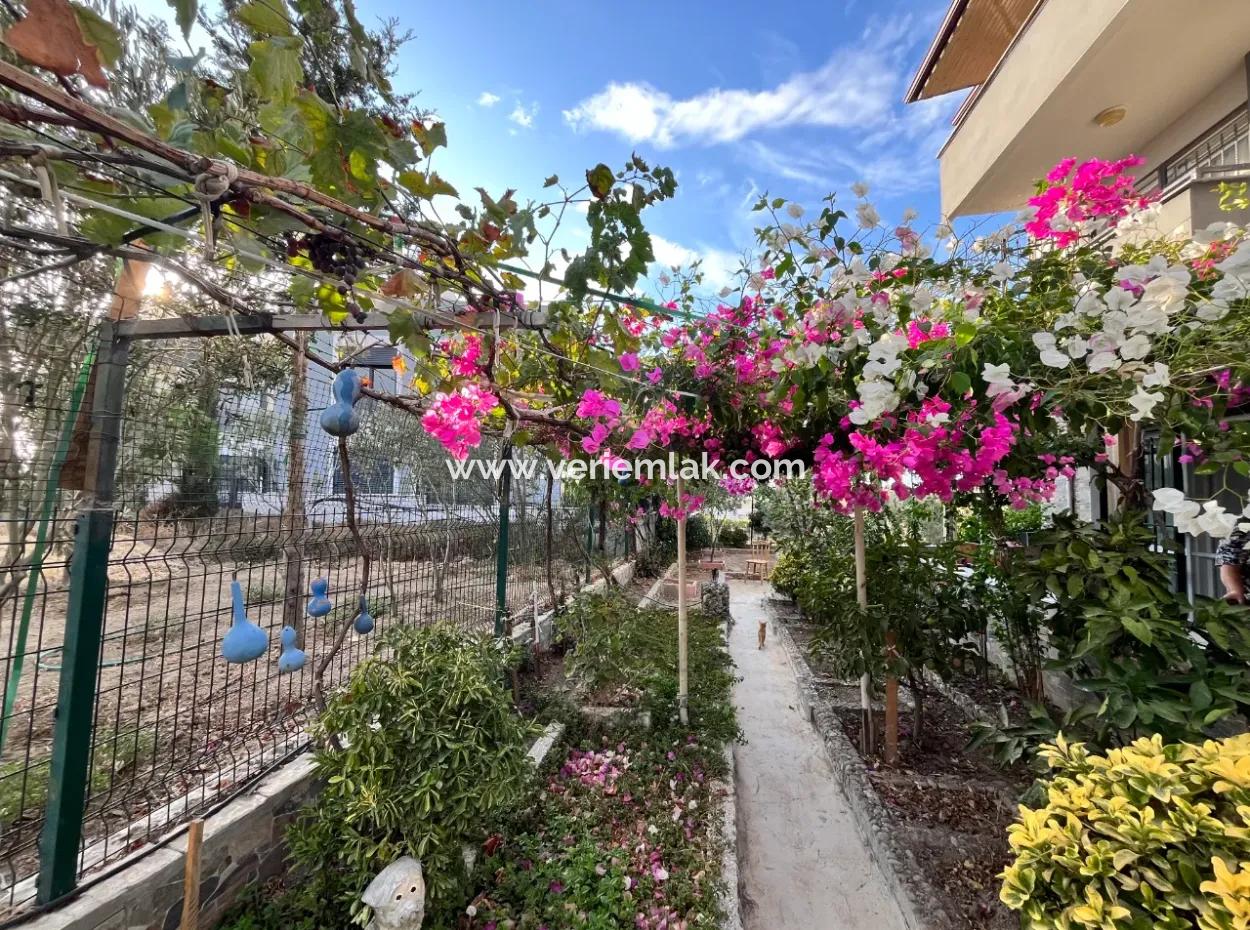 Seferihisar Akarca'da Deniz Manzaralı, Geniş Bahçeli Müstakil Villa