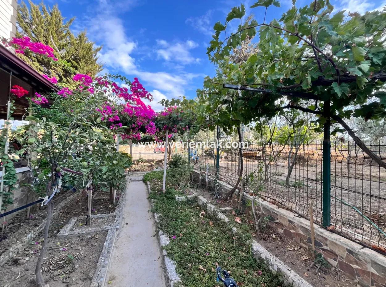 Seferihisar Akarca'da Deniz Manzaralı, Geniş Bahçeli Müstakil Villa