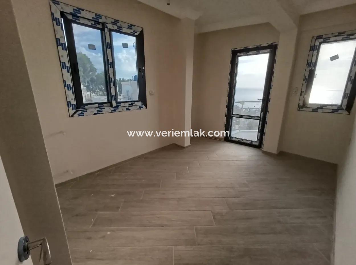 Seferihisar Banksis Sitesi’nde Deniz Manzaralı 4+2 Tripleks Villa