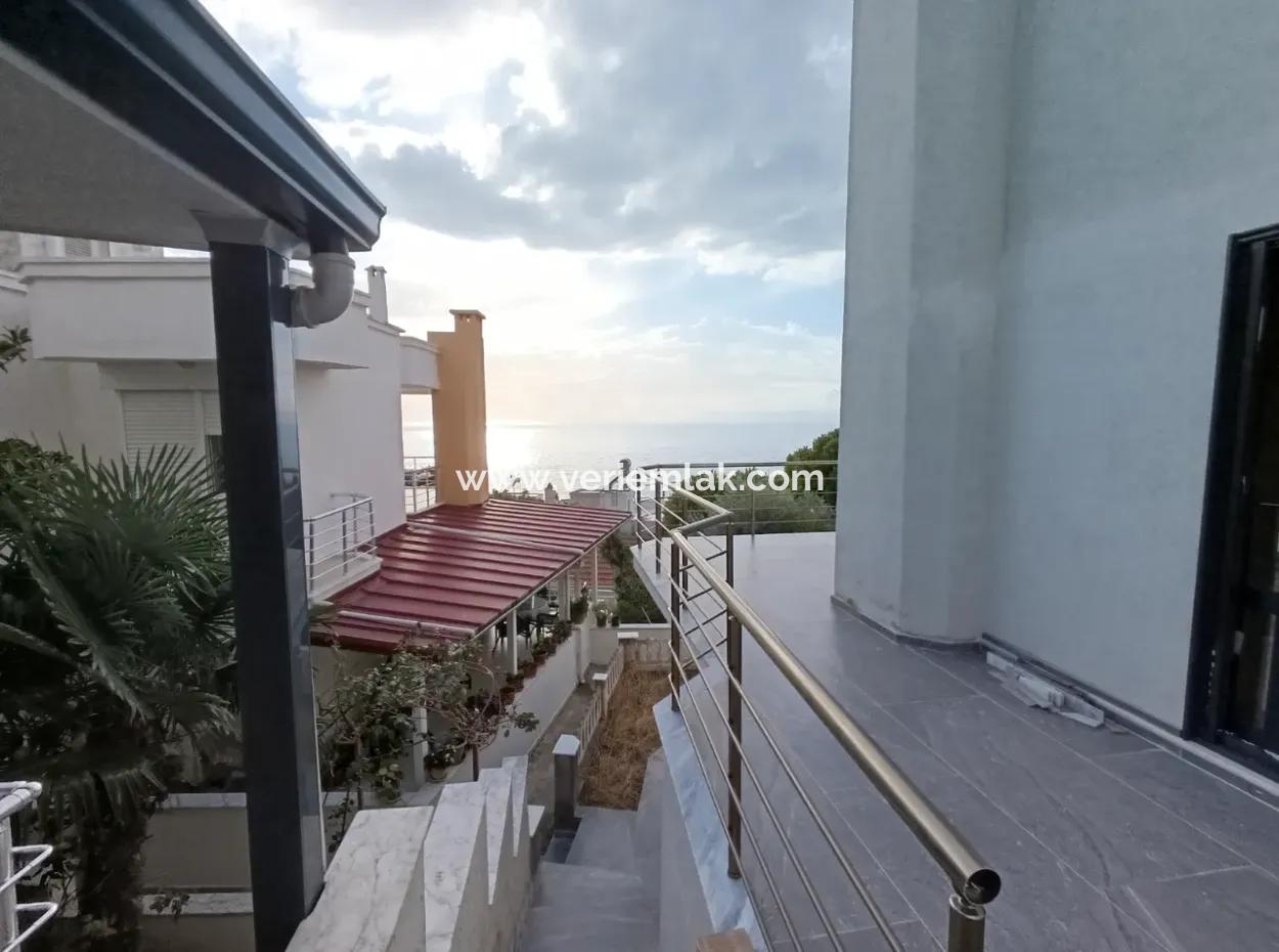 Seferihisar Banksis Sitesi’nde Deniz Manzaralı 4+2 Tripleks Villa